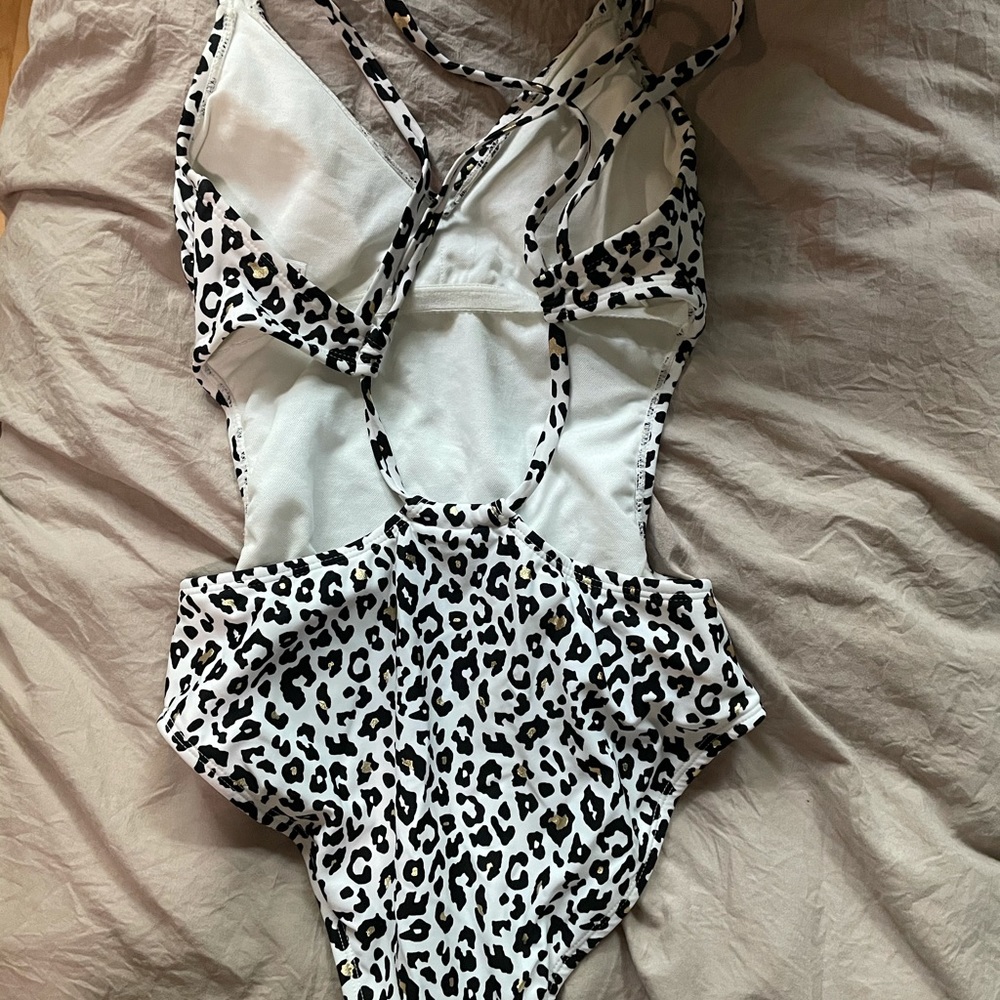 Cut out one piece - Picture 3 of 6